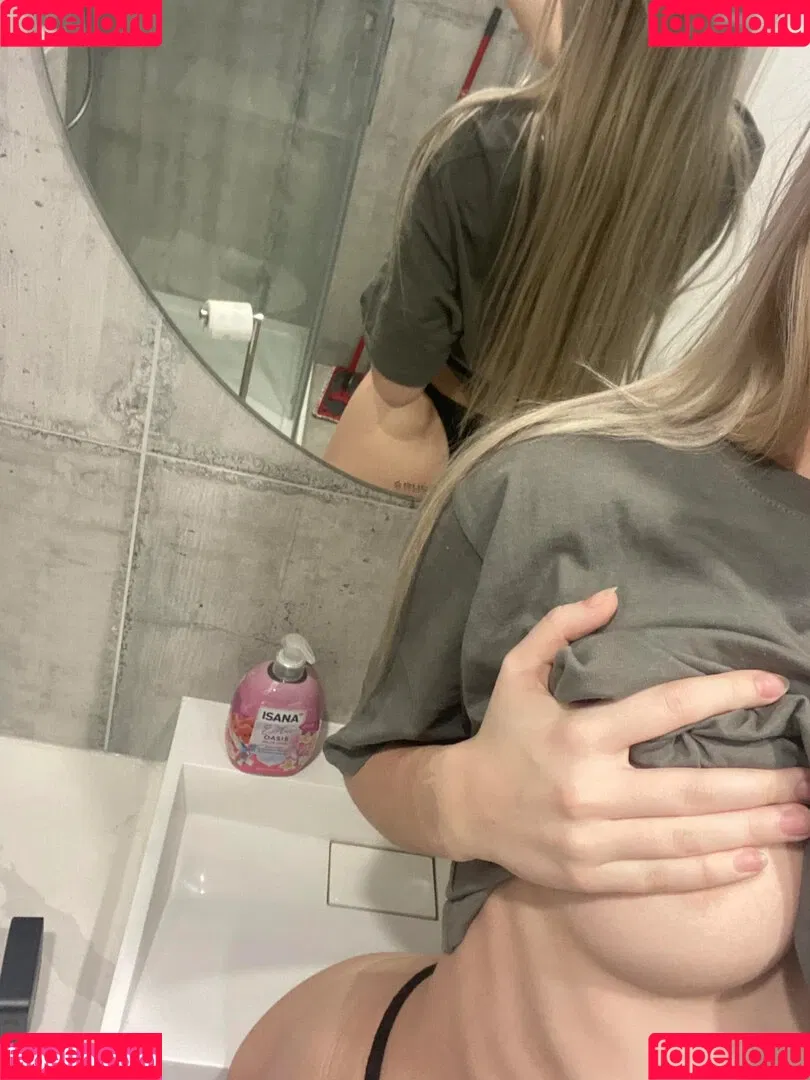 Juicy.Aria / aria_wiiinter Onlyfans Photo Gallery 