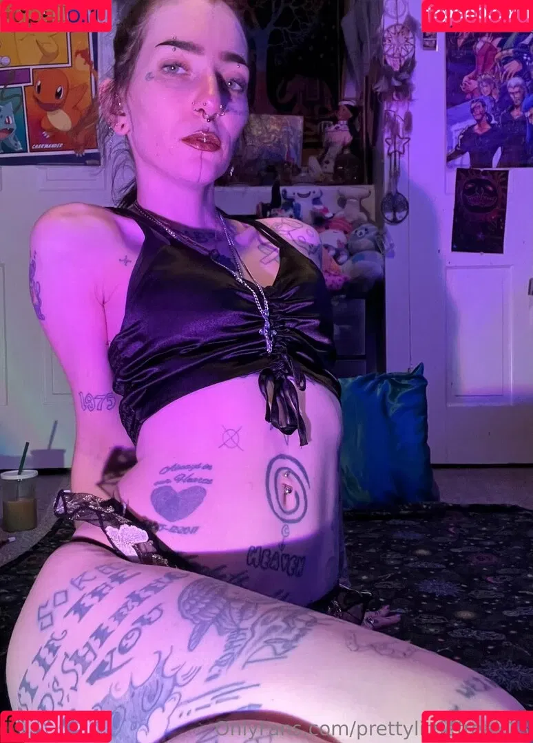 pre.ttylil13 / prettylittlefreak13 Onlyfans Photo Gallery 