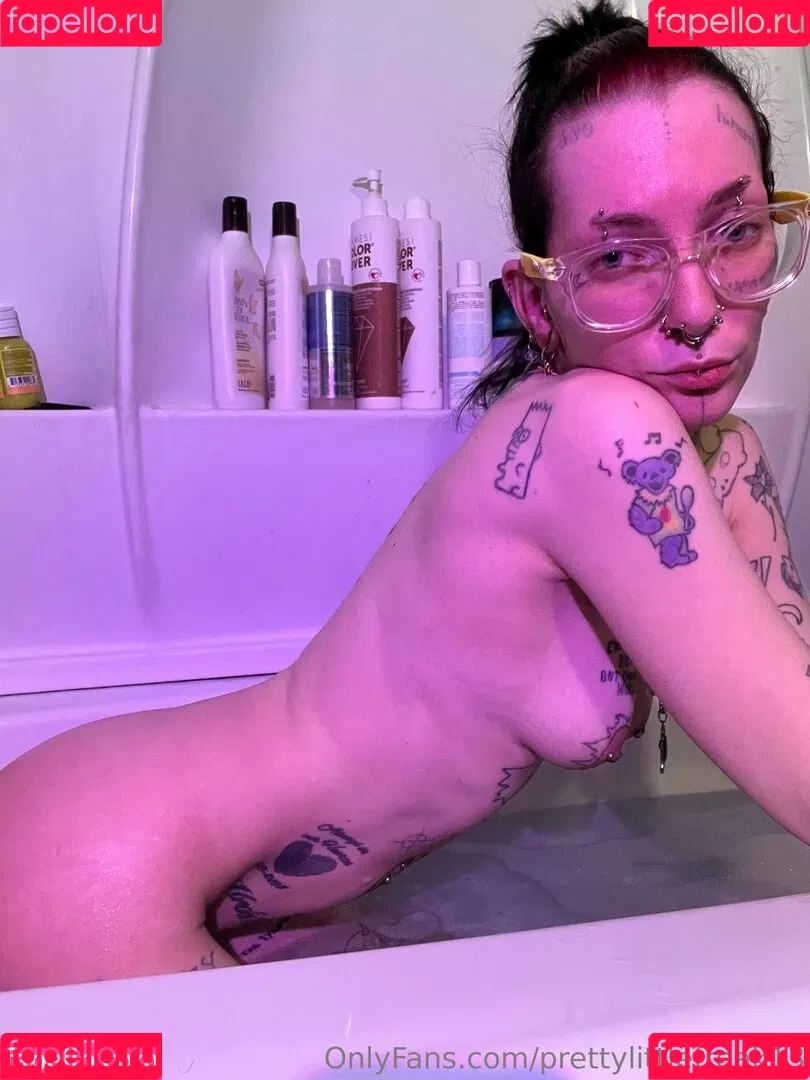 pre.ttylil13 / prettylittlefreak13 Onlyfans Photo Gallery 