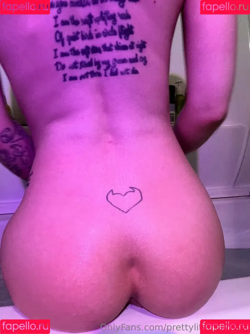 pre.ttylil13 / prettylittlefreak13 Onlyfans Photo Gallery 