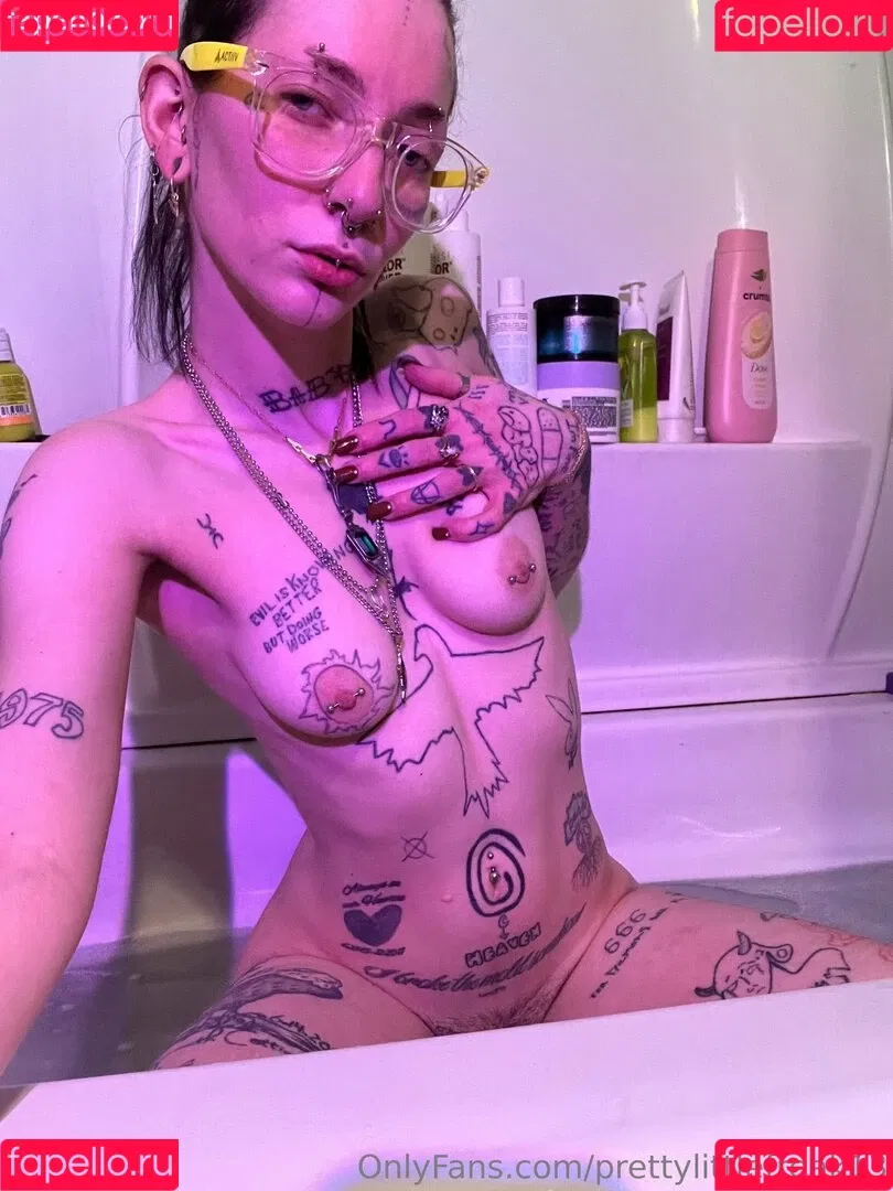 pre.ttylil13 / prettylittlefreak13 Onlyfans Photo Gallery 
