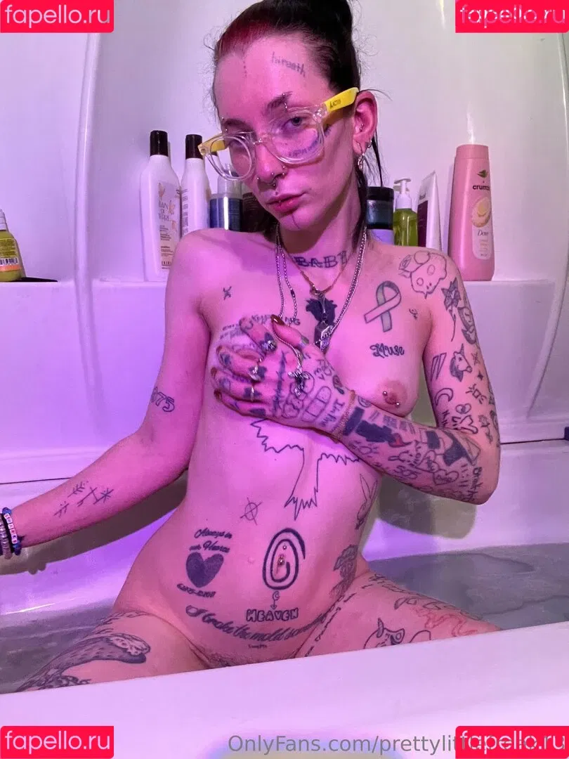 pre.ttylil13 / prettylittlefreak13 Onlyfans Photo Gallery 