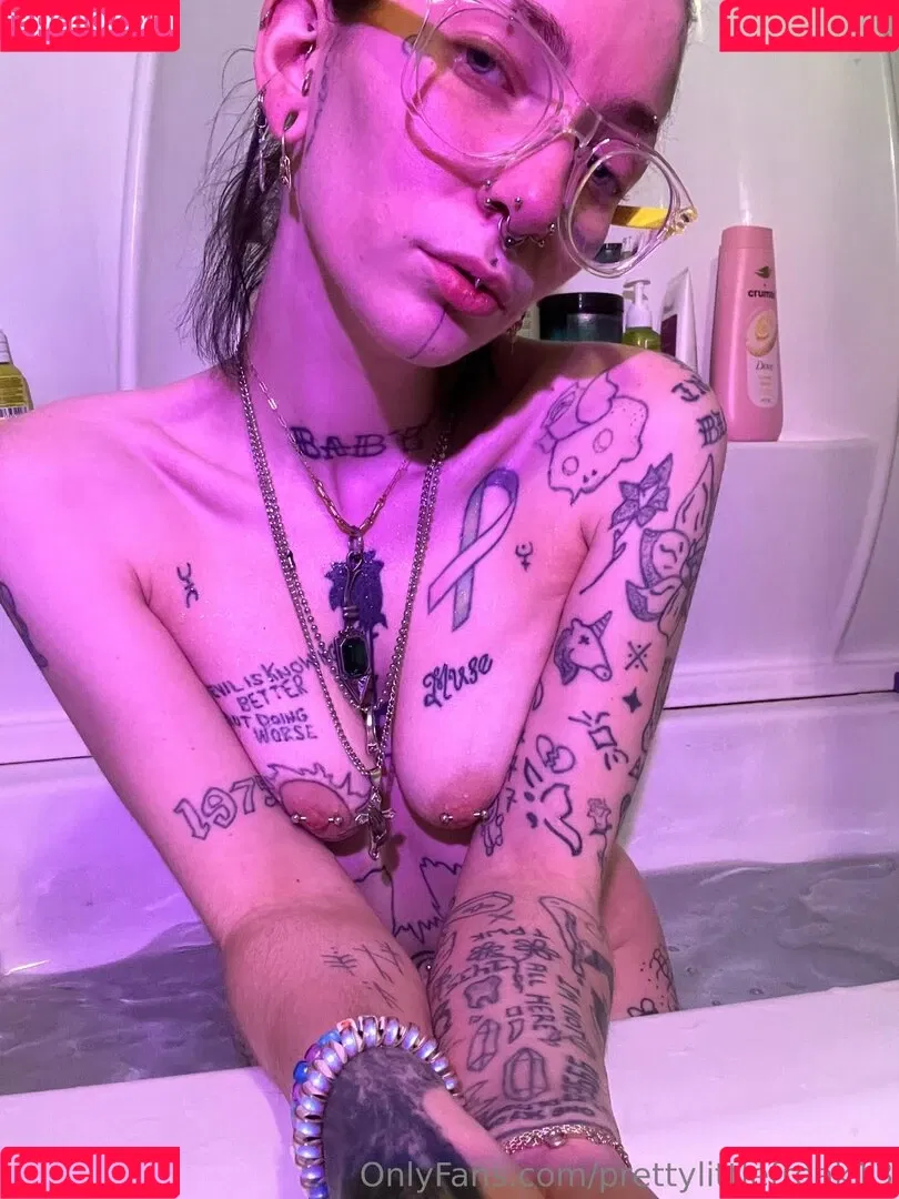 pre.ttylil13 / prettylittlefreak13 Onlyfans Photo Gallery 