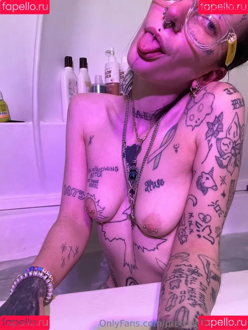 pre.ttylil13 / prettylittlefreak13 Onlyfans Photo Gallery 