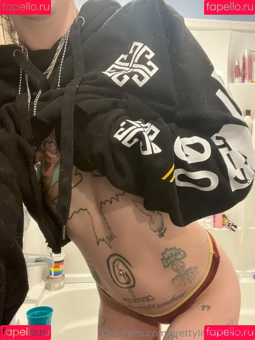 pre.ttylil13 / prettylittlefreak13 Onlyfans Photo Gallery 