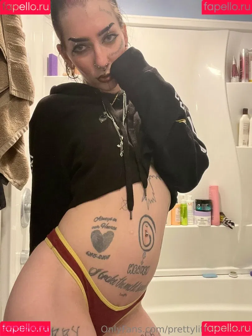 pre.ttylil13 / prettylittlefreak13 Onlyfans Photo Gallery 