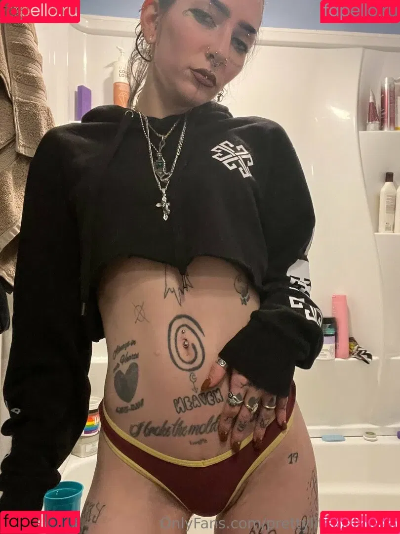 pre.ttylil13 / prettylittlefreak13 Onlyfans Photo Gallery 