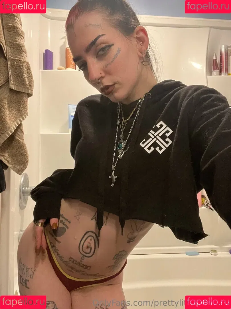 pre.ttylil13 / prettylittlefreak13 Onlyfans Photo Gallery 