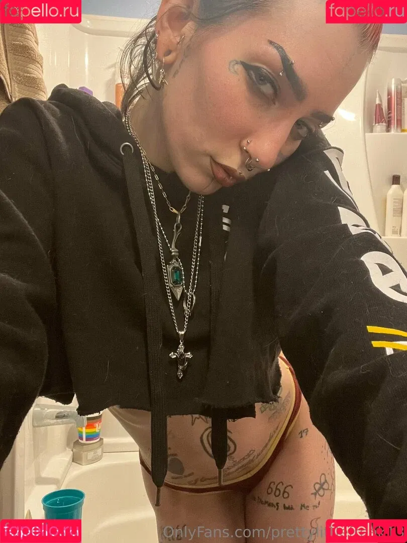 pre.ttylil13 / prettylittlefreak13 Onlyfans Photo Gallery 