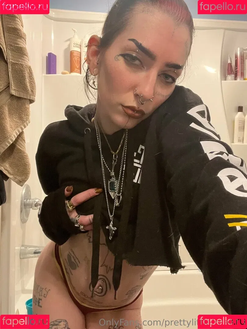 pre.ttylil13 / prettylittlefreak13 Onlyfans Photo Gallery 
