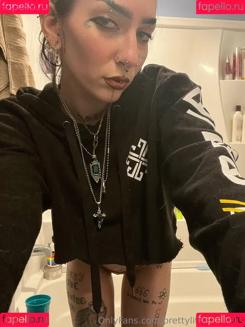 pre.ttylil13 / prettylittlefreak13 Onlyfans Photo Gallery 