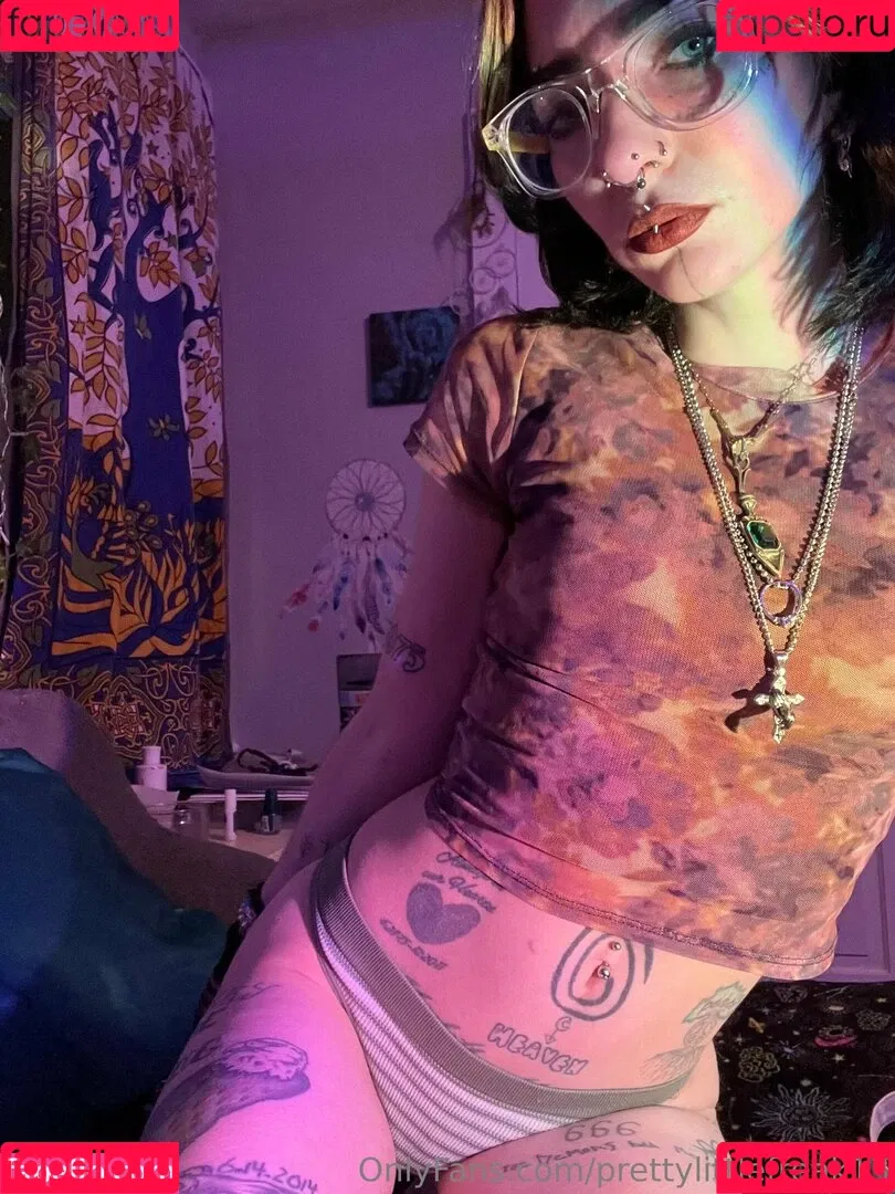 pre.ttylil13 / prettylittlefreak13 Onlyfans Photo Gallery 