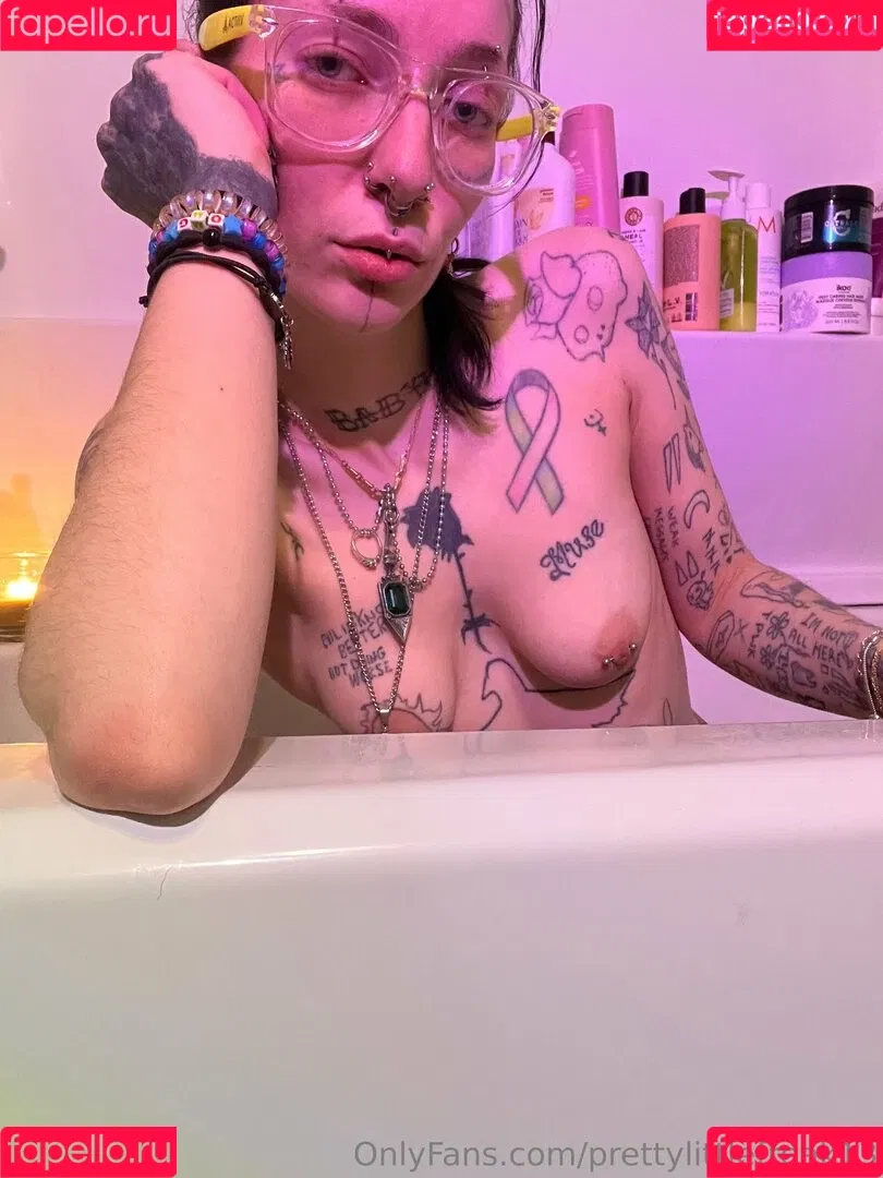pre.ttylil13 / prettylittlefreak13 Onlyfans Photo Gallery 