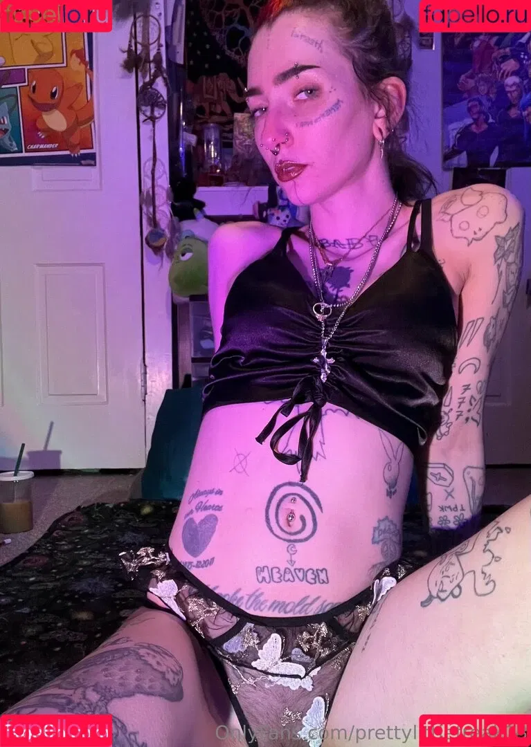 pre.ttylil13 / prettylittlefreak13 Onlyfans Photo Gallery 