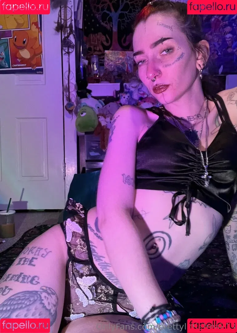 pre.ttylil13 / prettylittlefreak13 Onlyfans Photo Gallery 
