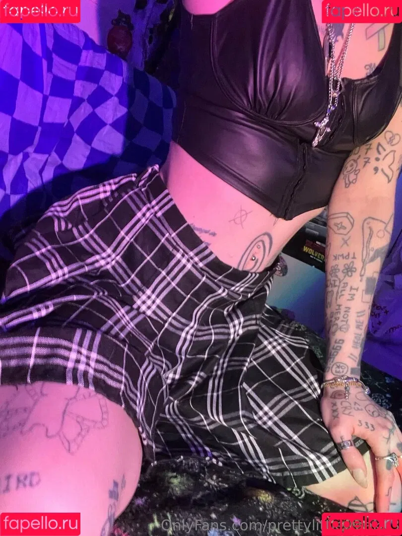 pre.ttylil13 / prettylittlefreak13 Onlyfans Photo Gallery 