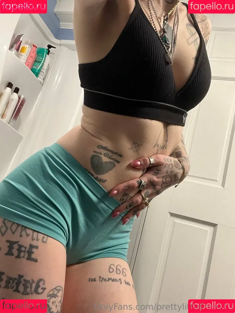 pre.ttylil13 / prettylittlefreak13 Onlyfans Photo Gallery 