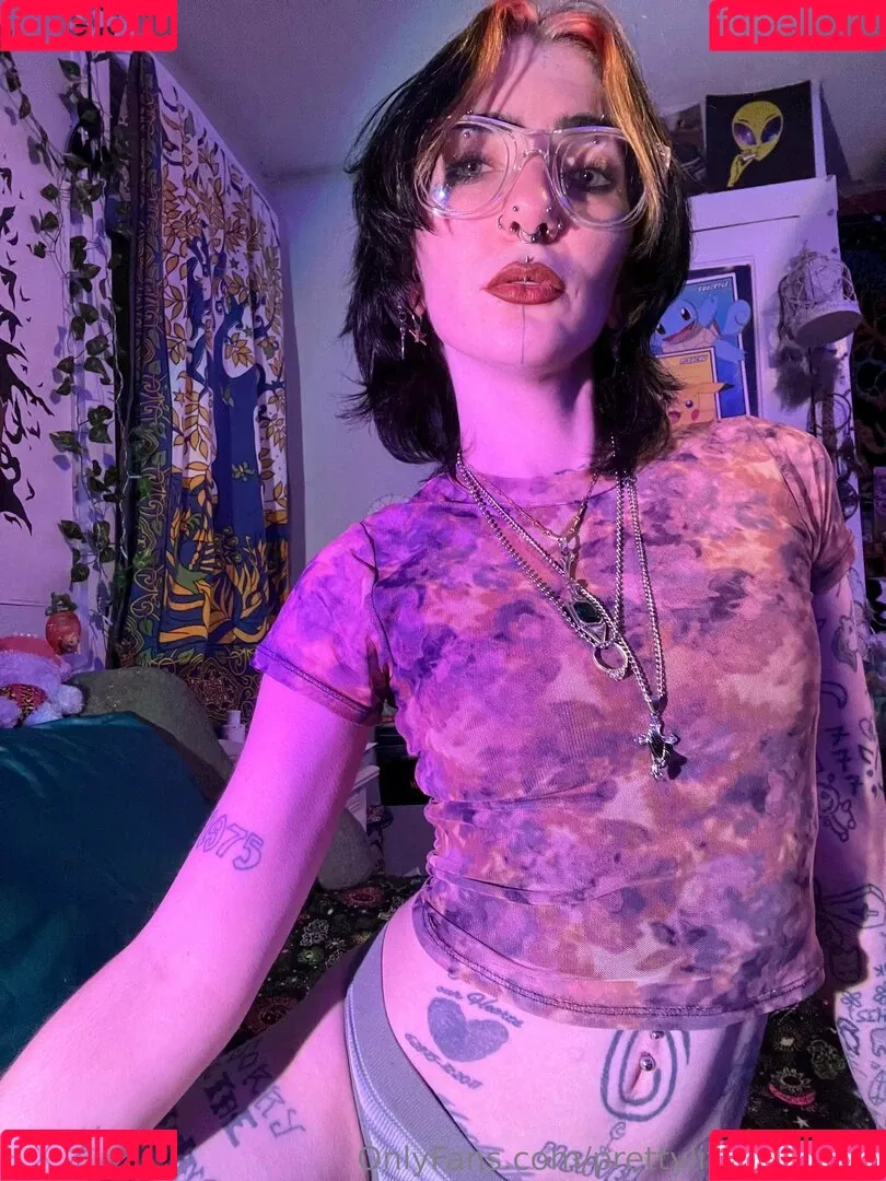 pre.ttylil13 / prettylittlefreak13 Onlyfans Photo Gallery 