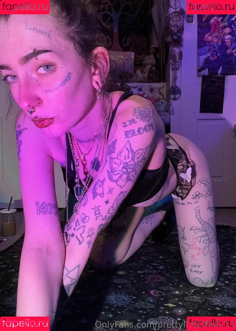 pre.ttylil13 / prettylittlefreak13 Onlyfans Photo Gallery 