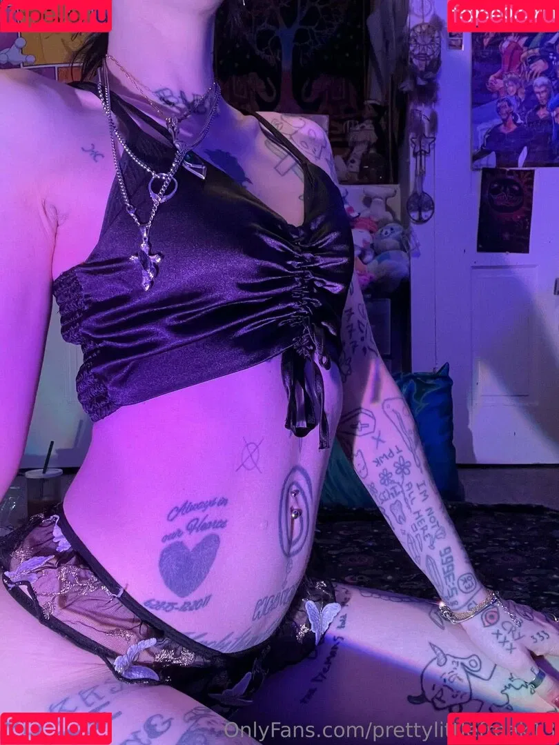 pre.ttylil13 / prettylittlefreak13 Onlyfans Photo Gallery 