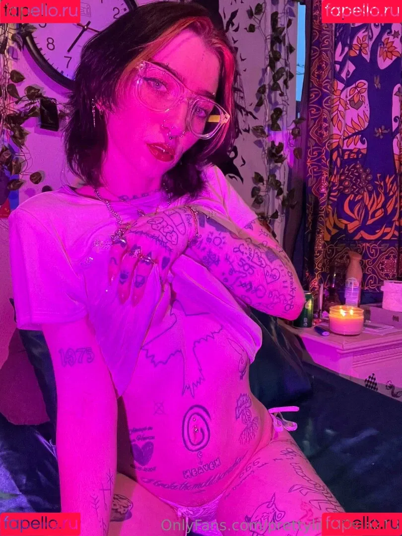 pre.ttylil13 / prettylittlefreak13 Onlyfans Photo Gallery 