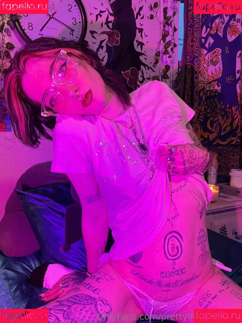 pre.ttylil13 / prettylittlefreak13 Onlyfans Photo Gallery 