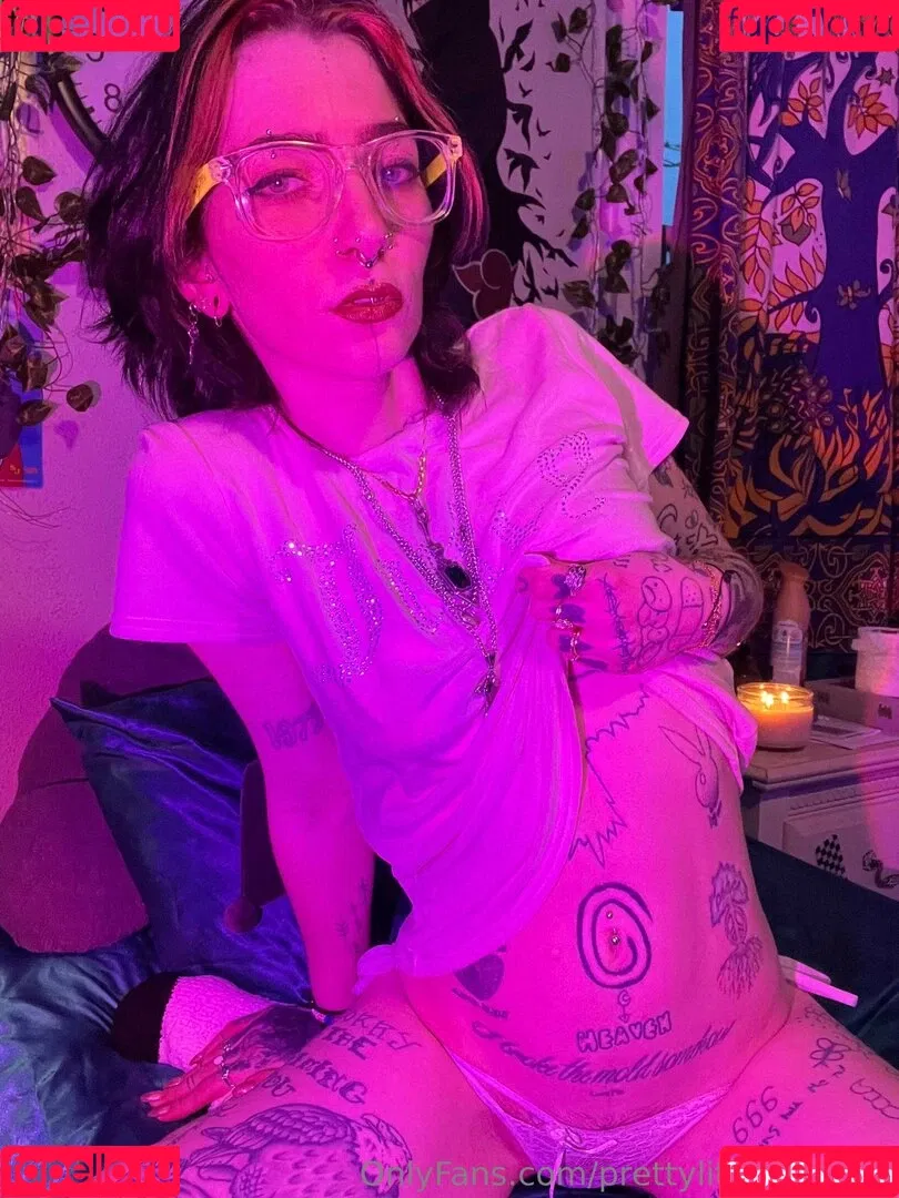 pre.ttylil13 / prettylittlefreak13 Onlyfans Photo Gallery 
