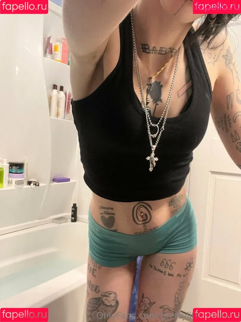 pre.ttylil13 / prettylittlefreak13 Onlyfans Photo Gallery 