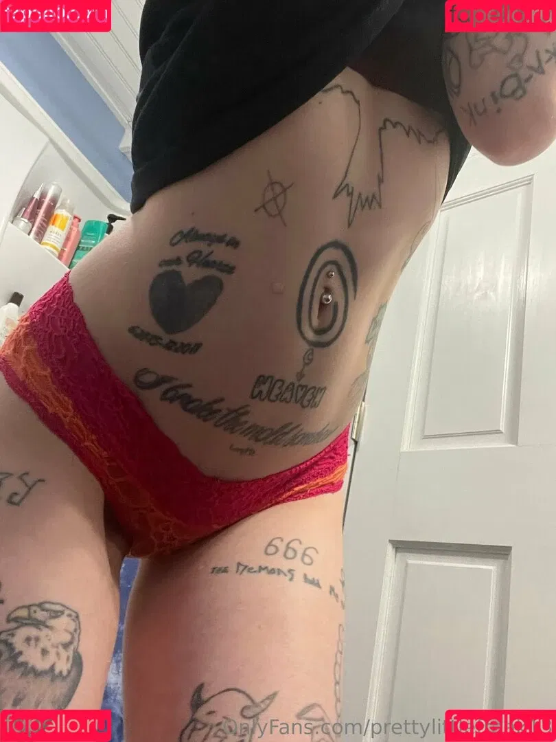 pre.ttylil13 / prettylittlefreak13 Onlyfans Photo Gallery 