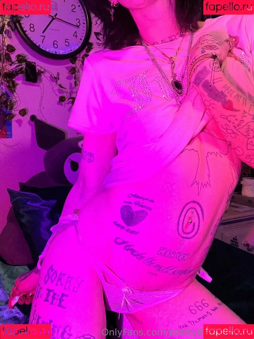 pre.ttylil13 / prettylittlefreak13 Onlyfans Photo Gallery 