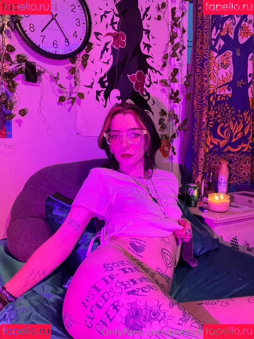 pre.ttylil13 / prettylittlefreak13 Onlyfans Photo Gallery 