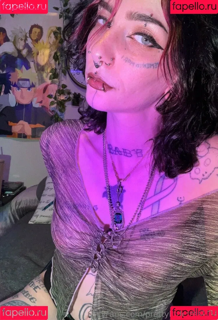 pre.ttylil13 / prettylittlefreak13 Onlyfans Photo Gallery 
