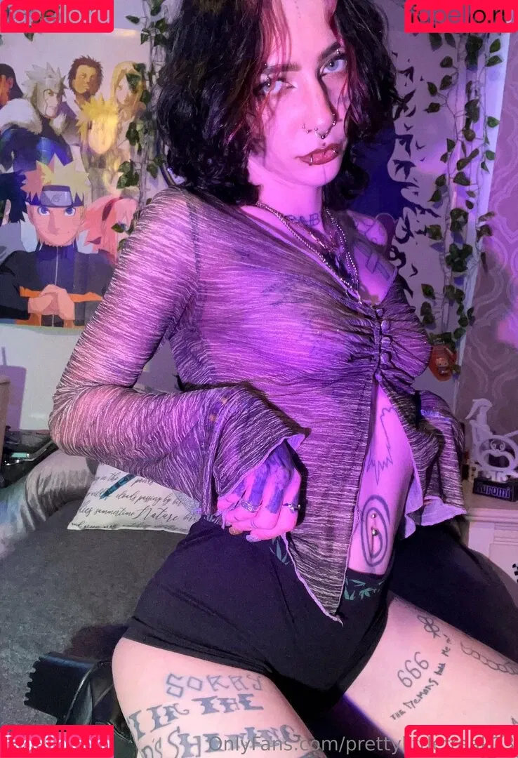 pre.ttylil13 / prettylittlefreak13 Onlyfans Photo Gallery 