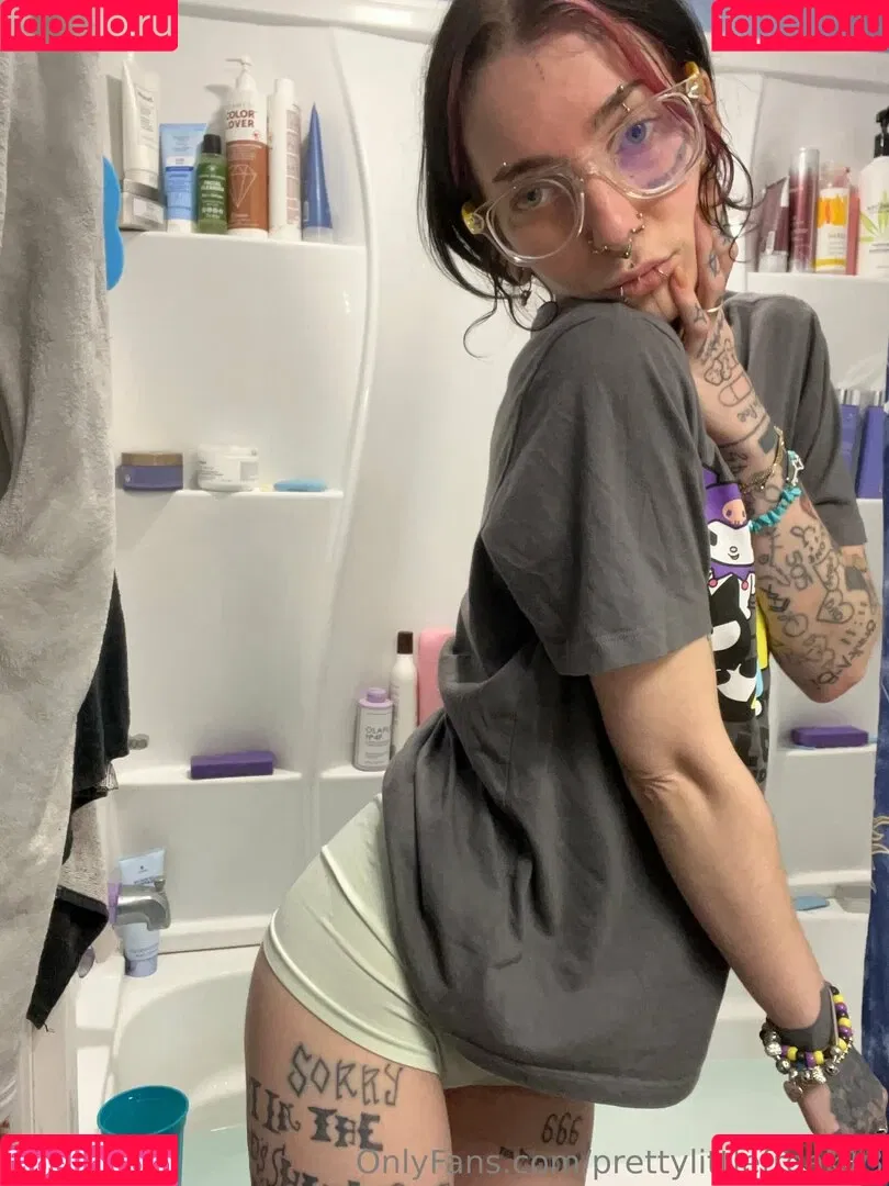pre.ttylil13 / prettylittlefreak13 Onlyfans Photo Gallery 