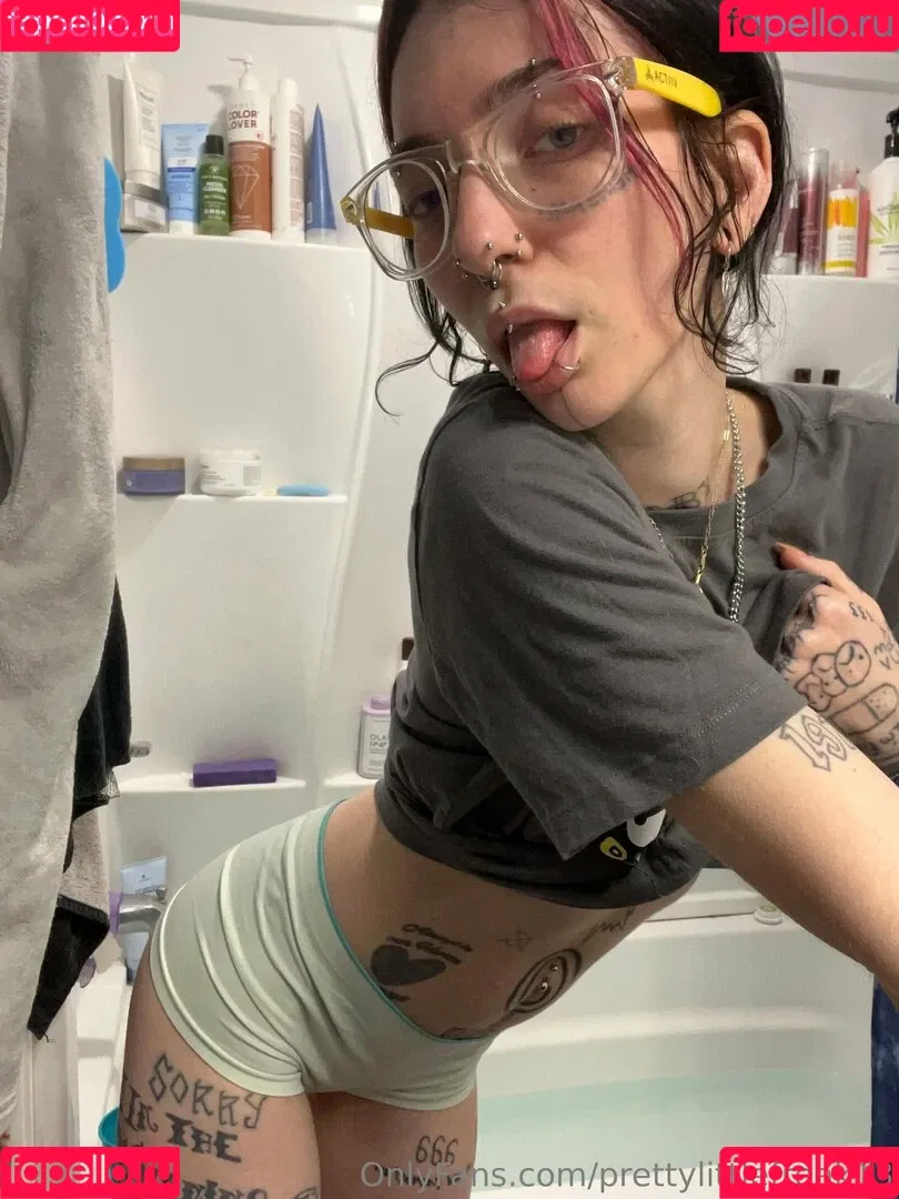 pre.ttylil13 / prettylittlefreak13 Onlyfans Photo Gallery 