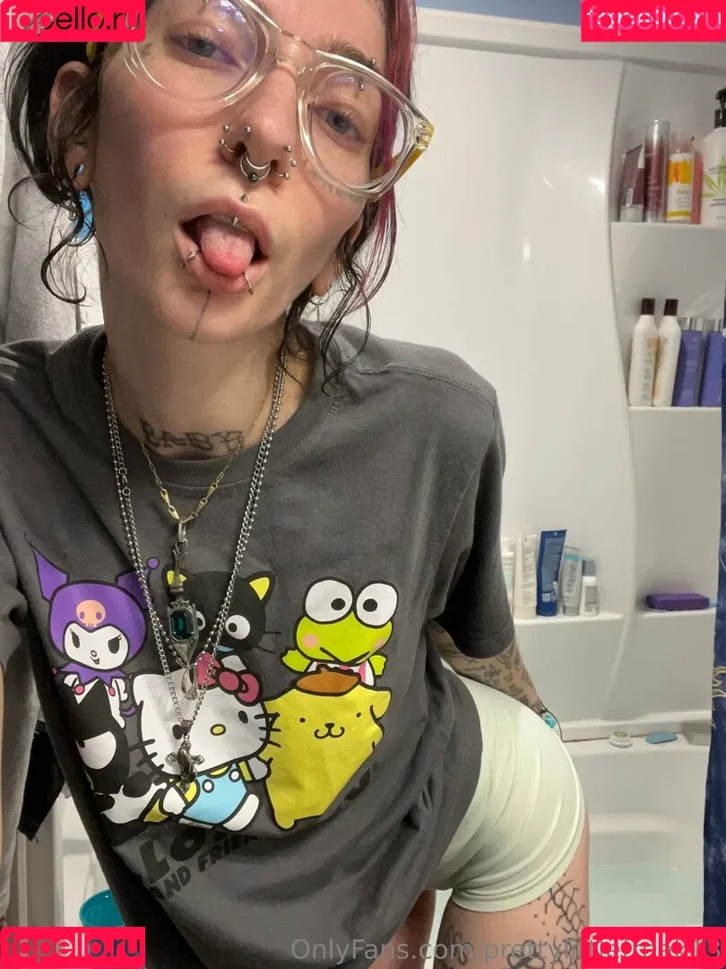pre.ttylil13 / prettylittlefreak13 Onlyfans Photo Gallery 