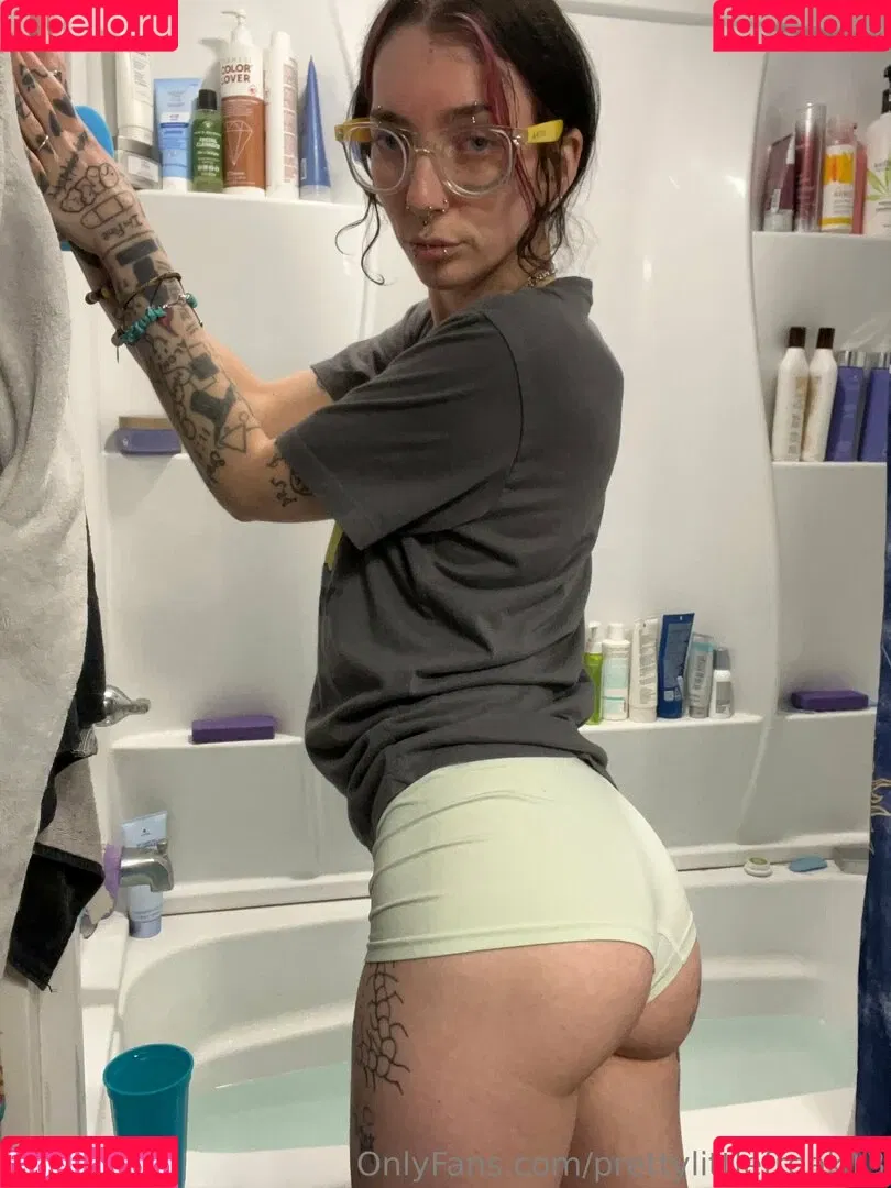 pre.ttylil13 / prettylittlefreak13 Onlyfans Photo Gallery 