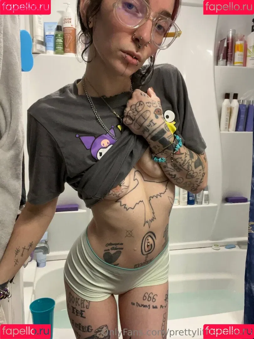 pre.ttylil13 / prettylittlefreak13 Onlyfans Photo Gallery 