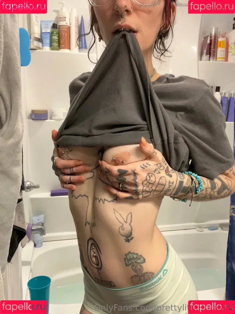pre.ttylil13 / prettylittlefreak13 Onlyfans Photo Gallery 