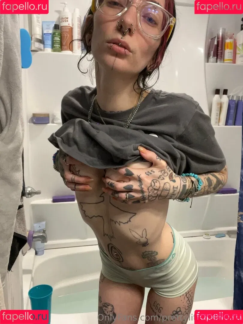 pre.ttylil13 / prettylittlefreak13 Onlyfans Photo Gallery 