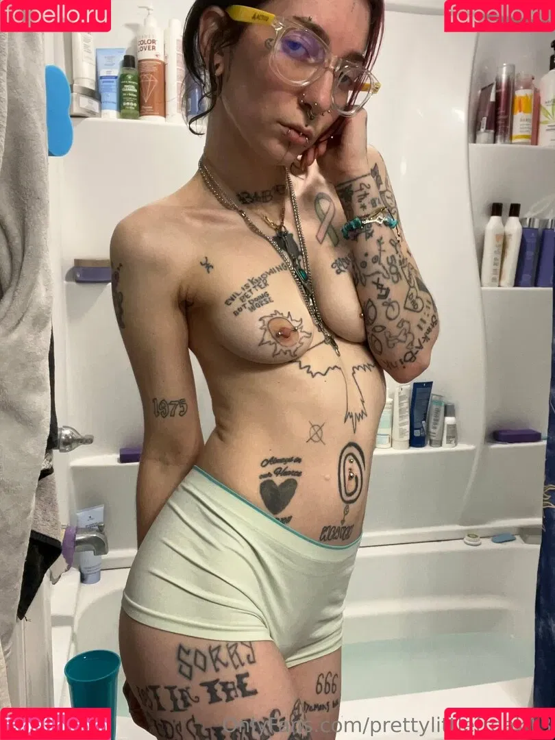 pre.ttylil13 / prettylittlefreak13 Onlyfans Photo Gallery 