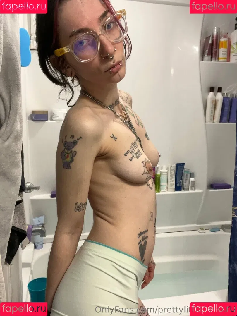 pre.ttylil13 / prettylittlefreak13 Onlyfans Photo Gallery 