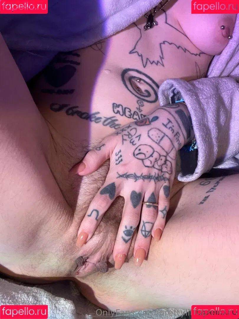 pre.ttylil13 / prettylittlefreak13 Onlyfans Photo Gallery 