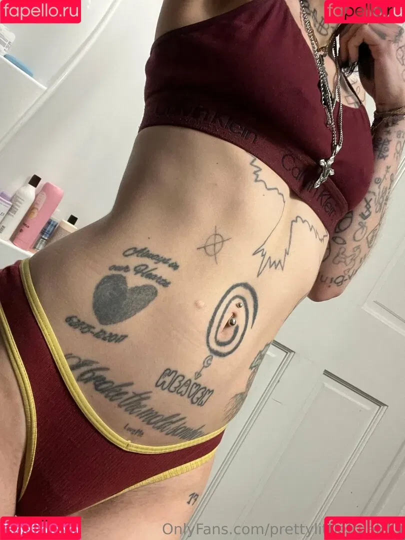 pre.ttylil13 / prettylittlefreak13 Onlyfans Photo Gallery 