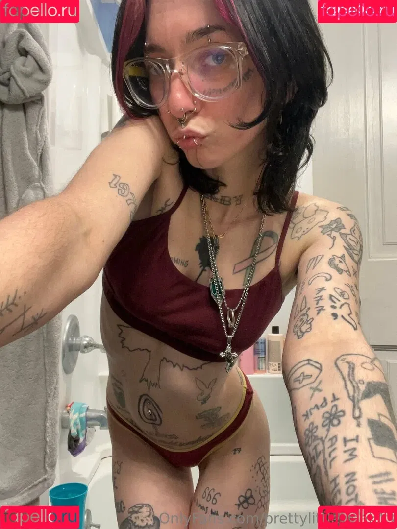 pre.ttylil13 / prettylittlefreak13 Onlyfans Photo Gallery 