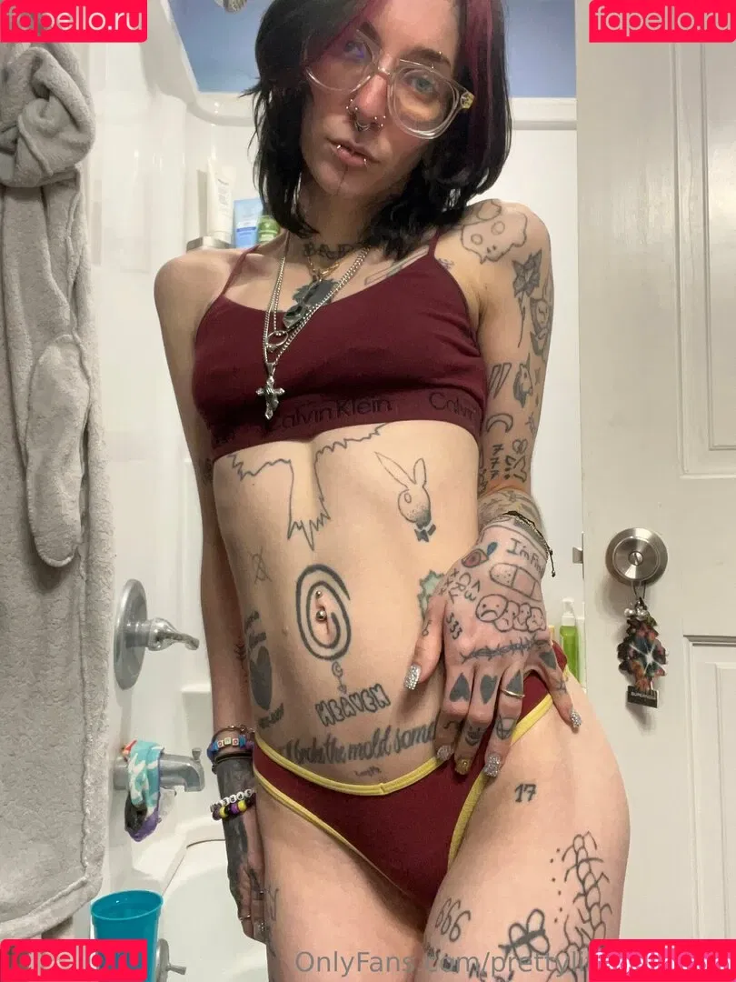 pre.ttylil13 / prettylittlefreak13 Onlyfans Photo Gallery 