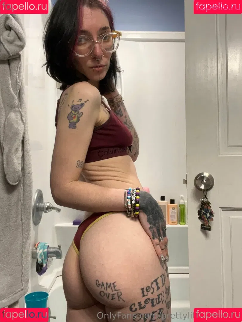 pre.ttylil13 / prettylittlefreak13 Onlyfans Photo Gallery 