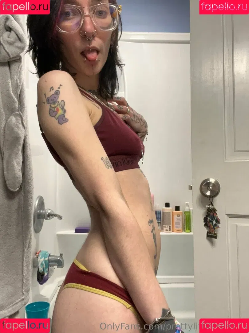 pre.ttylil13 / prettylittlefreak13 Onlyfans Photo Gallery 