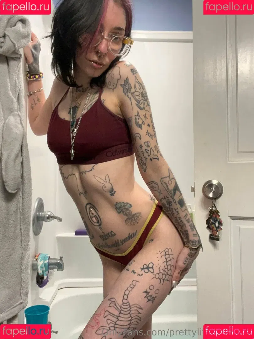 pre.ttylil13 / prettylittlefreak13 Onlyfans Photo Gallery 