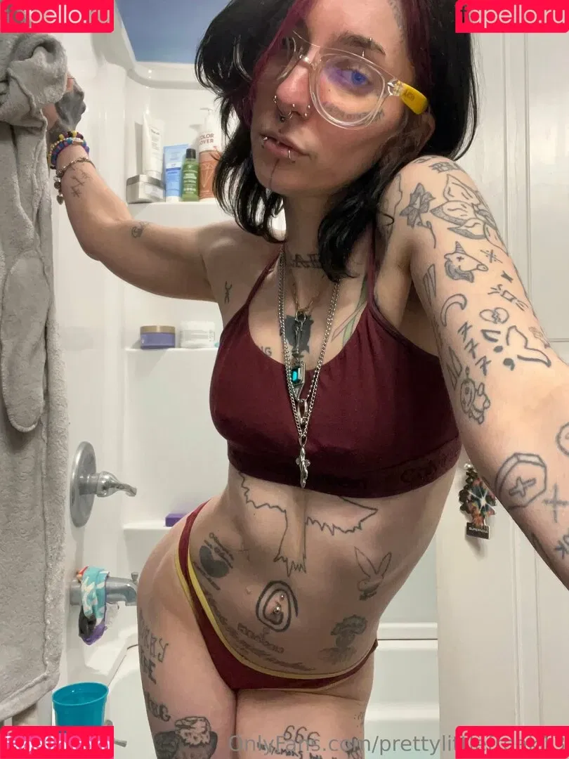 pre.ttylil13 / prettylittlefreak13 Onlyfans Photo Gallery 